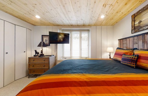 Steamboat Springs Condo | Stylish mountain escape near skiing & hiking - hot tub & sauna on-site