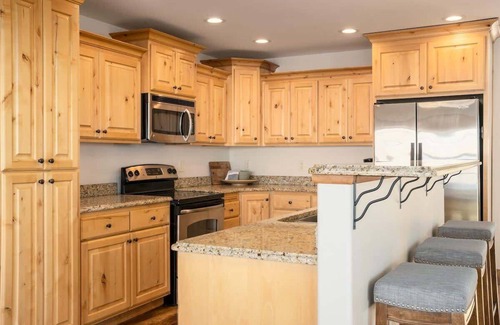 Victor House | Stylish Mtn Home, Fireplace, Views!