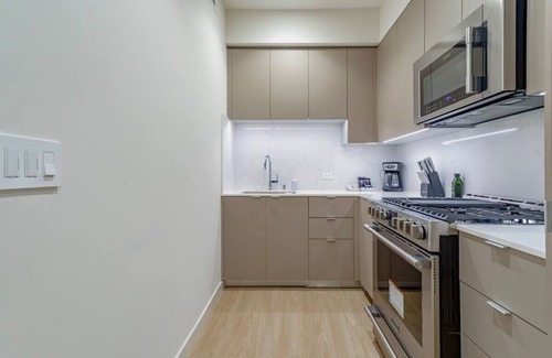 West Los Angeles Apartment | Stylish Near UCLA Coliving Suite w In unit W&D