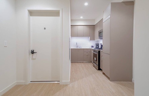 West Los Angeles Apartment | Stylish Near UCLA Coliving Suite w In unit W&D