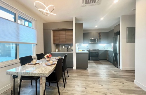 San Tomas House | Stylish new 2B2B detached house with a private backyard in a quiet neighborhood