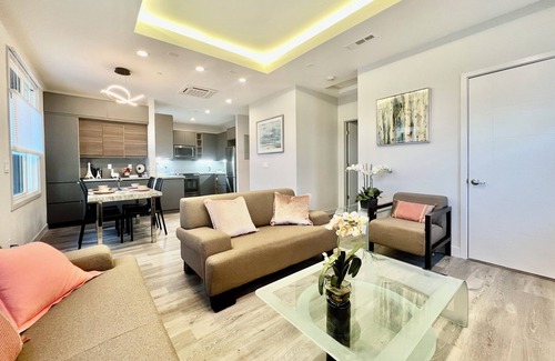 San Tomas House | Stylish new 2B2B detached house with a private backyard in a quiet neighborhood