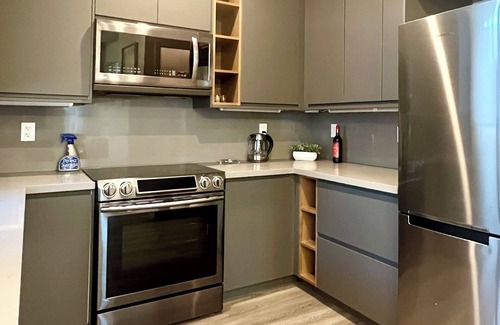 San Tomas House | Stylish new 2B2B detached house with a private backyard in a quiet neighborhood