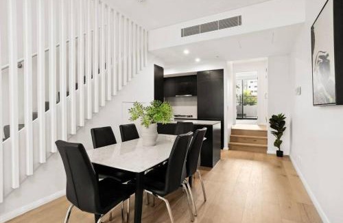 Alexandria Apartment | Stylish New 3 BDRM house - Alexandria