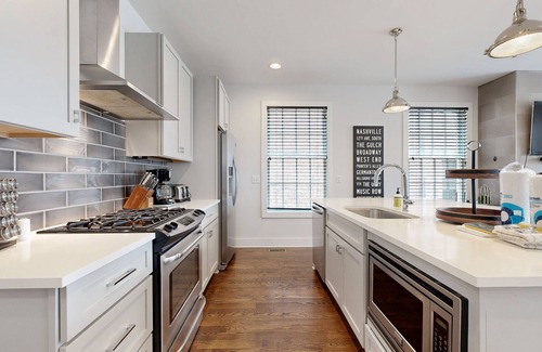 Edgehill House | Stylish New-Build | Rooftop with Skyline Views | Near The Gulch & Music Row