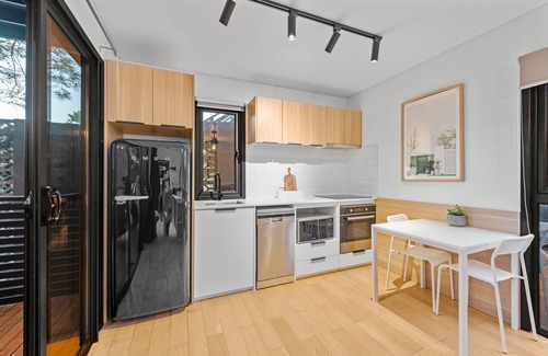 New Farm Apartment | Stylish New Farm Apartment with Courtyard