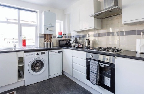 Fenham House | Stylish Newcastle Gem - Sleeps 9 - Parking