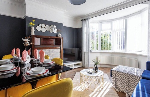 Fenham House | Stylish Newcastle Gem - Sleeps 9 - Parking