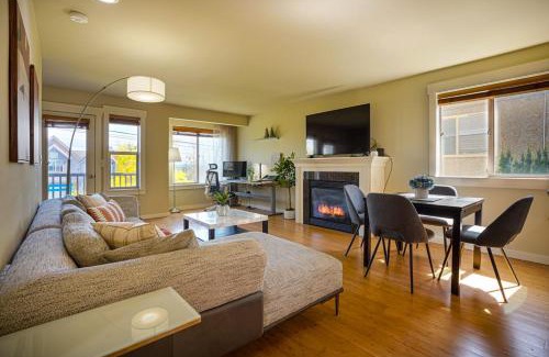 Greenwood House | Stylish North Seattle Townhouse- Dual Master Suites
