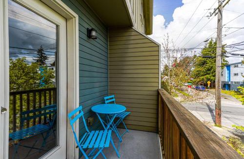 Greenwood House | Stylish North Seattle Townhouse- Dual Master Suites