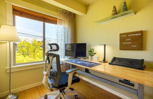 Greenwood House | Stylish North Seattle Townhouse- Dual Master Suites