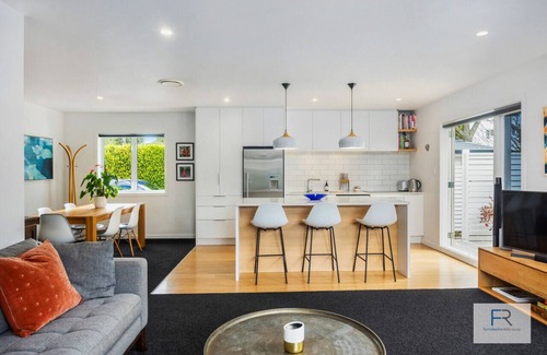 Northcote House | Stylish Northcote Point Bungalow