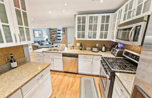 Notre Dame Apartment | Stylish Notre Dame Condo - Sleeps 6 condo