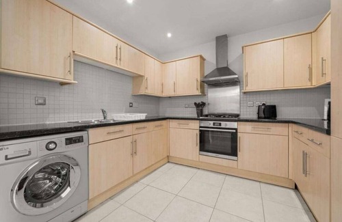East Molesey Apartment | Stylish Oasis Apartment & Garden