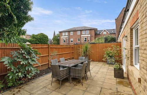 East Molesey Apartment | Stylish Oasis Apartment & Garden