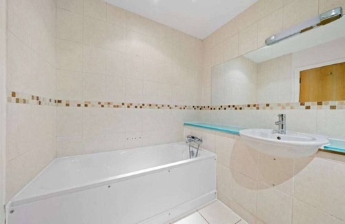 East Molesey Apartment | Stylish Oasis Apartment & Garden
