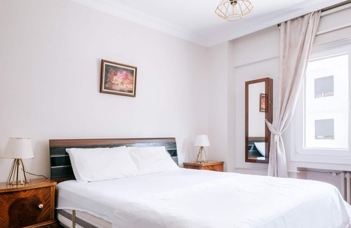 Kadikoy Apartment | Stylish Oasis with Lovely Balcony 10 min to Moda