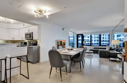 La Gorce Apartment | Stylish Ocean Beach Retreat/Beach Service/1009