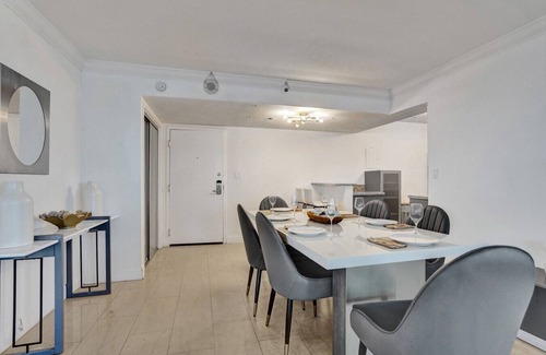 La Gorce Apartment | Stylish Ocean Beach Retreat/Beach Service/1009