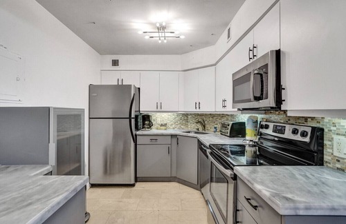 La Gorce Apartment | Stylish Ocean Beach Retreat/Beach Service/1009