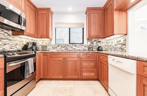 Balboa Peninsula Condo | Stylish Oceanfront Getaway! | Stay on the Soft Sand Beaches of Newport! | Unbeatable Location