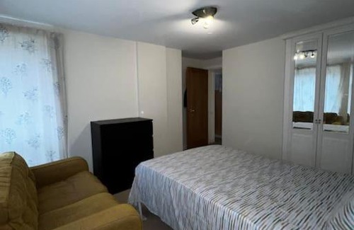 Canary Wharf Apartment | Stylish one bedroom flat furnished