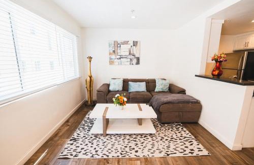 Wilshire Apartment | Stylish One Bedroom in Hollywood Koreatown Area with Parking