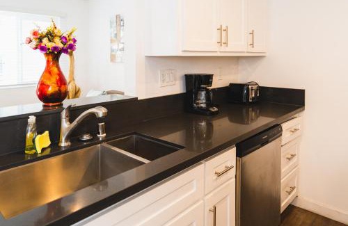 Wilshire Apartment | Stylish One Bedroom in Hollywood Koreatown Area with Parking