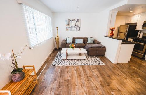 Wilshire Apartment | Stylish One Bedroom in Hollywood Koreatown Area with Parking