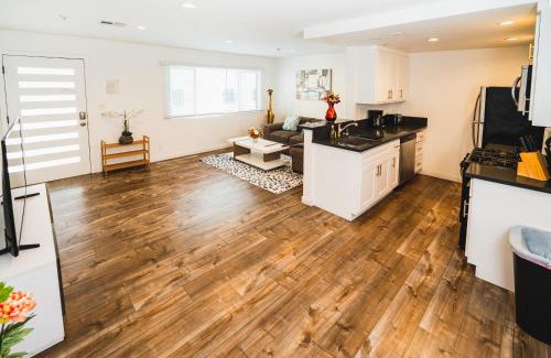 Wilshire Apartment | Stylish One Bedroom in Hollywood Koreatown Area with Parking