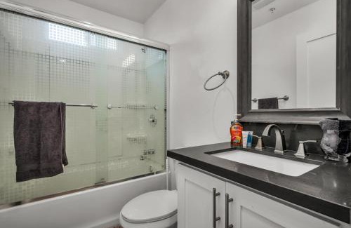 Wilshire Apartment | Stylish One-Bedroom Retreat with Central AC & Free Parking in the Heart of Hollywood