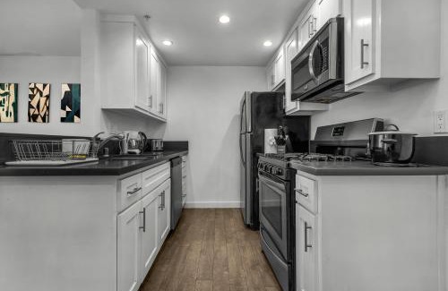Wilshire Apartment | Stylish One-Bedroom Retreat with Central AC & Free Parking in the Heart of Hollywood