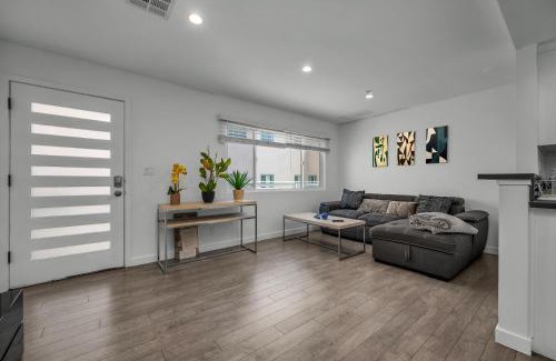 Wilshire Apartment | Stylish One-Bedroom Retreat with Central AC & Free Parking in the Heart of Hollywood