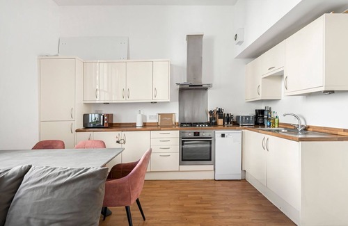 Pimlico Apartment | Stylish Open-Plan Living Gem in Victoria | Pass the Keys