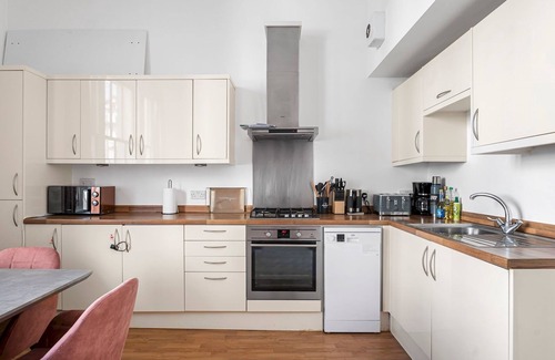 Pimlico Apartment | Stylish Open-Plan Living Gem in Victoria | Pass the Keys