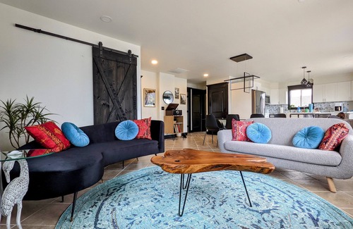 Oroville House | Stylish Osoyoos Lakeview Oasis w/Private Pool, Game room, Sunroom!