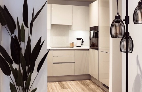 Syon Apartment | Stylish Pad London: with Free Parking!