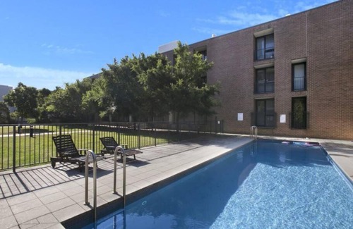 Randwick Apartment | Stylish parkside retreat