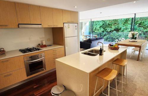 Randwick Apartment | Stylish parkside retreat