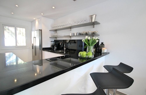 Marbella Condo | Stylish penthouse, pool view, top location-short stroll to beach, Puerto Banus!