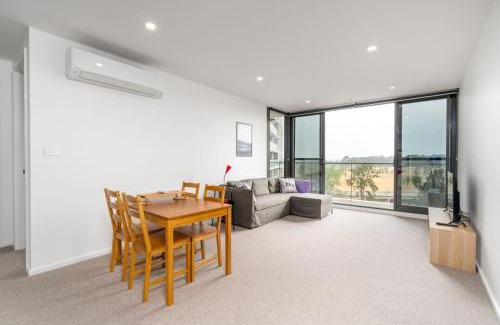 Phillip Apartment | Stylish Phillip apartment with gym and pool - Hosted by CanStay