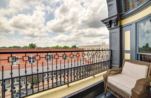 Marshall Apartment | Stylish Private Balcony: Downtown Marshall Studio!