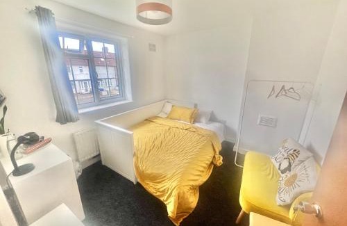 Merton House | Stylish Refurbished London Home - Family, Friends & Business Travellers Retreat near Wimbledon, Sleeps 6, Free Street Parking