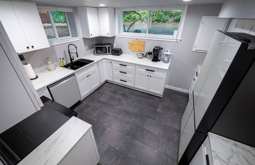 Shoreline Apartment | Stylish Remodeled 2BR Retreat - Near Seattle - Peaceful, Clean, & Modern