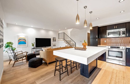 Palm Desert Condo | Stylish Retreat near El Paseo | Community Pool & Spa | Stylish Decor & Central Location