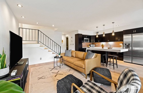 Palm Desert Condo | Stylish Retreat near El Paseo | Community Pool & Spa | Stylish Decor & Central Location