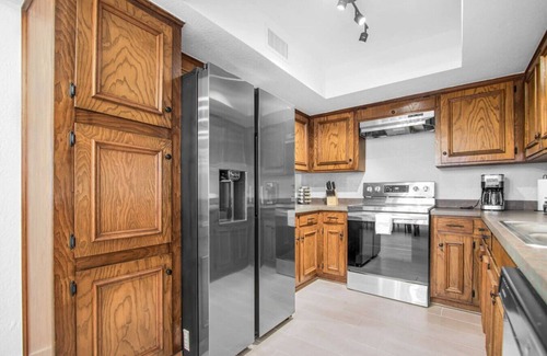 Bandolero - Tarascas House | Stylish Retreat w/Private Patio, King Bed and BBQ