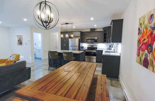 Riverview House | Stylish retreat with Garage