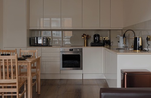 Tower Hamlets Apartment | stylish riverside apartment