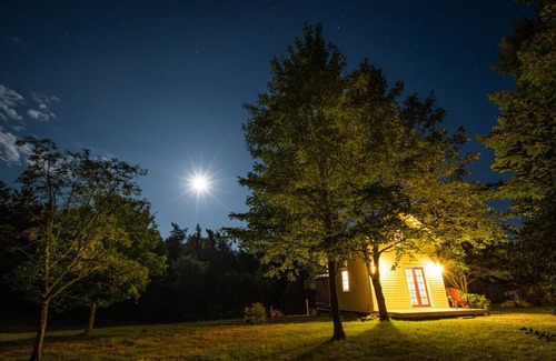Martins River House | Stylish Riverside Country Queen Room in Historic Farmhouse